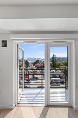 New Modern Studio: Private Balcony w/ Downtown Skyline + Lake Union View, Full Appliance Package + Amenities in Fremont – photo 1