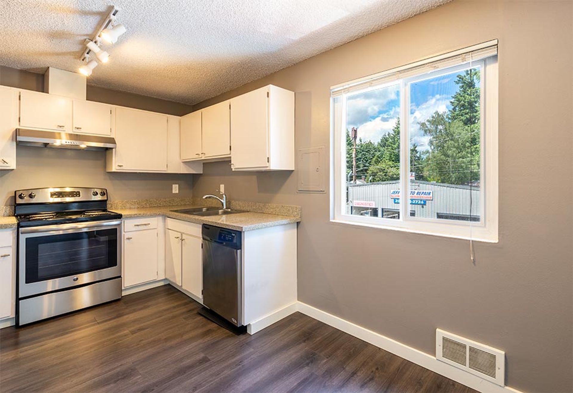 Seattle Apartment: 9556 Sand Point Way  NE