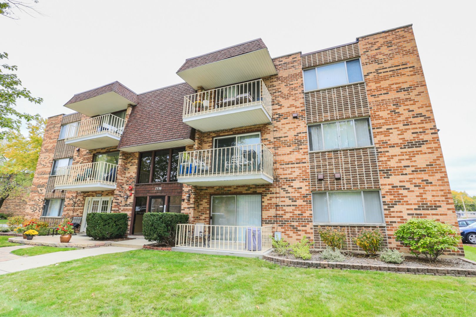 Tinley Park Apartment: 7321 Sandalwood Drive