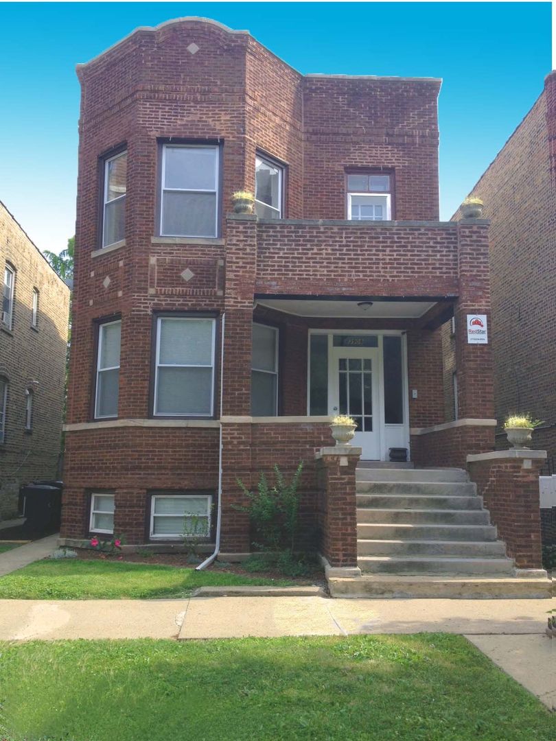 Chicago Apartment: 3909 West Schubert Ave