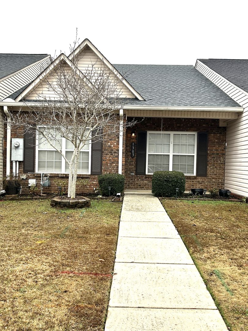 Hartselle House: 1303 Autumn Ln SW