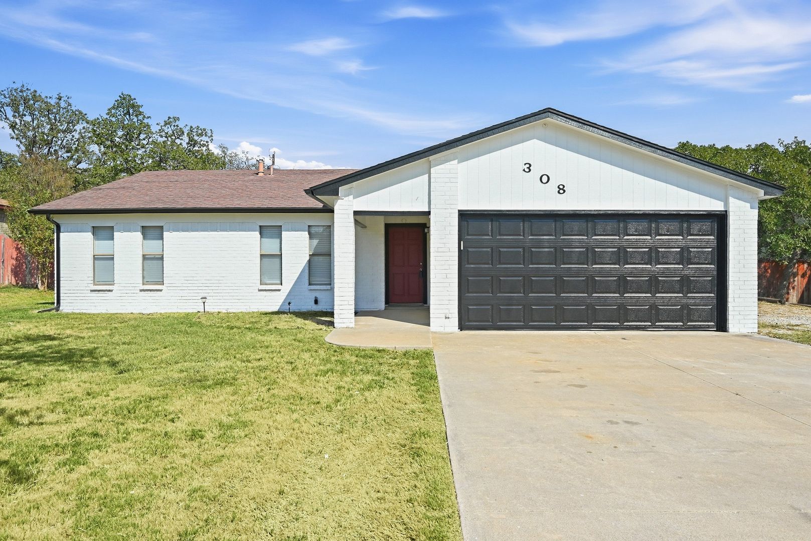 Azle House: 308 Hickorywood  St