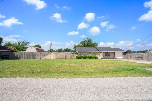 Country Living on a Large Double Lot!