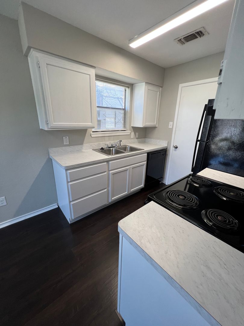 Arlington Apartment: 223 Roberts Circle