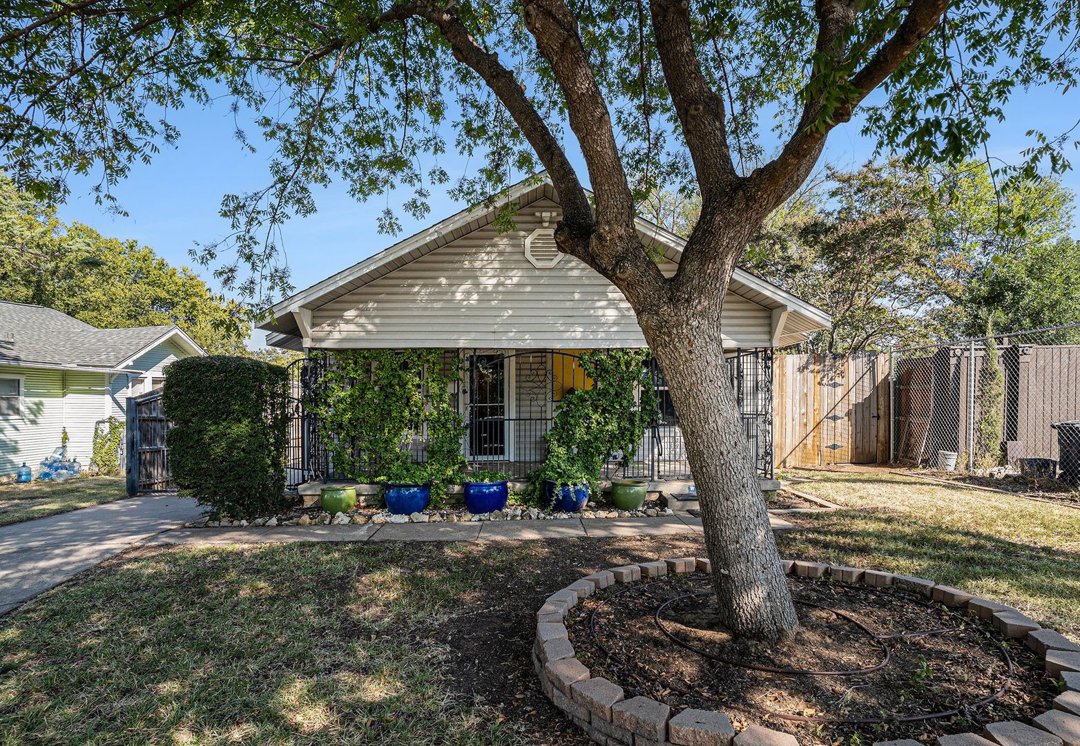 Fort Worth House: 2117 Sanborn St