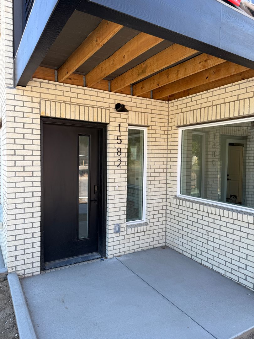 Lakewood Apartment: 1576-1590 Kendall St