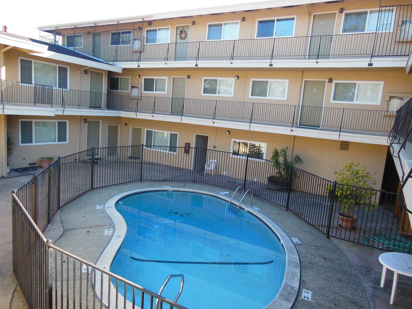 Redwood City Apartment: 1963 Woodside Road