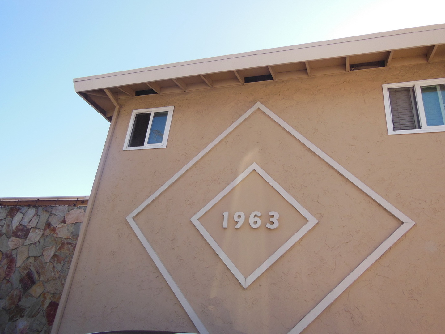 Redwood City Apartment: 1963 Woodside Road