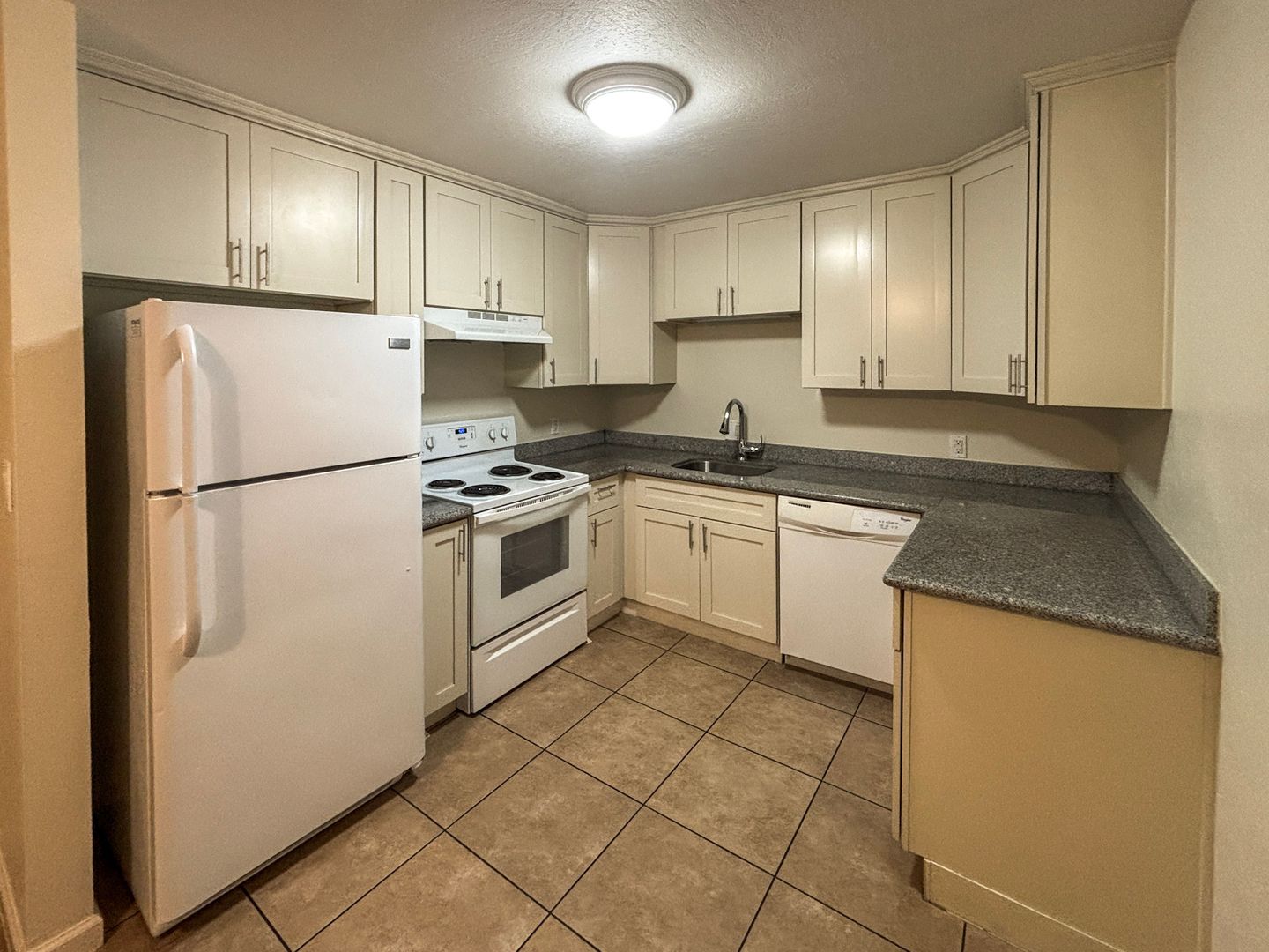 Brentwood Apartment: 904 Dainty Ave