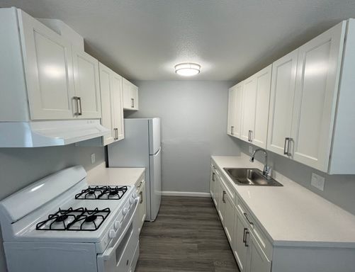 Charming Comfort Awaits at La Madera Apartments in Stockton! – photo 1