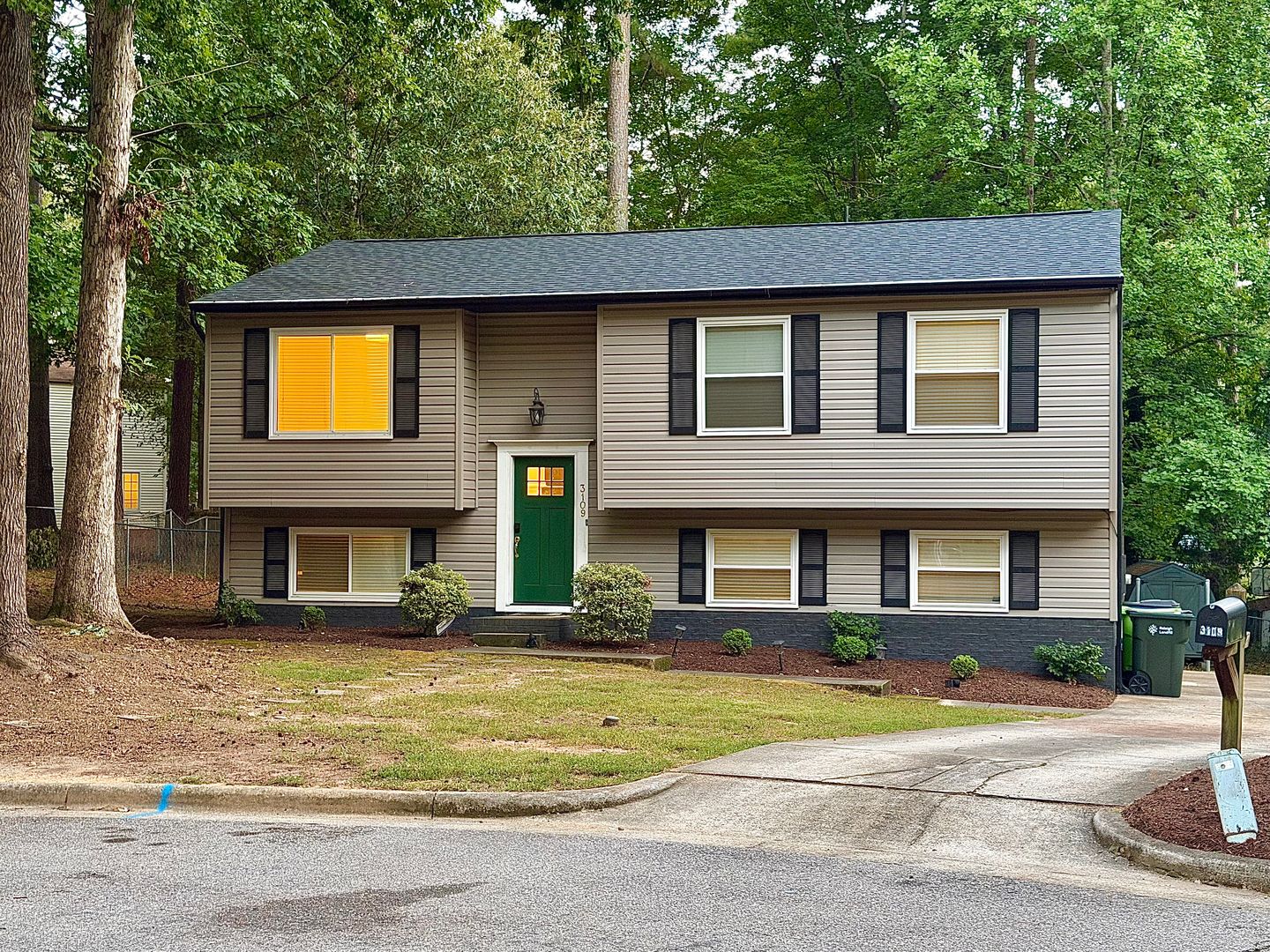 Raleigh House: 3109 Henslowe Drive,