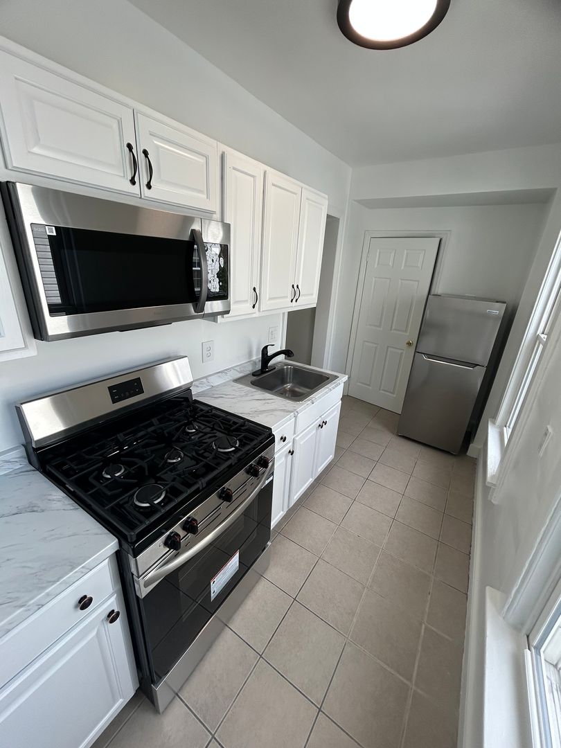 Passaic Apartment: 249 Main St