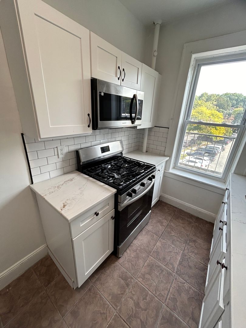 Leonia Apartment: 300 Elm Pl