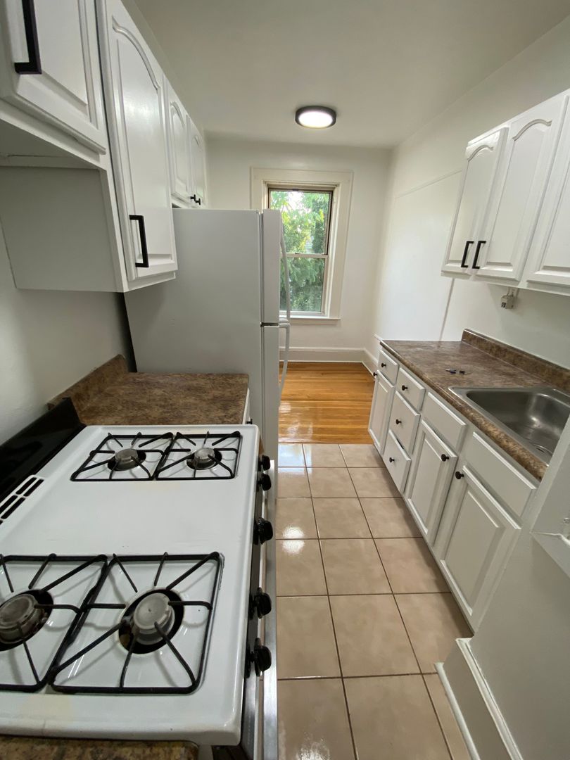 Montclair Apartment: 7 St. Lukes Pl