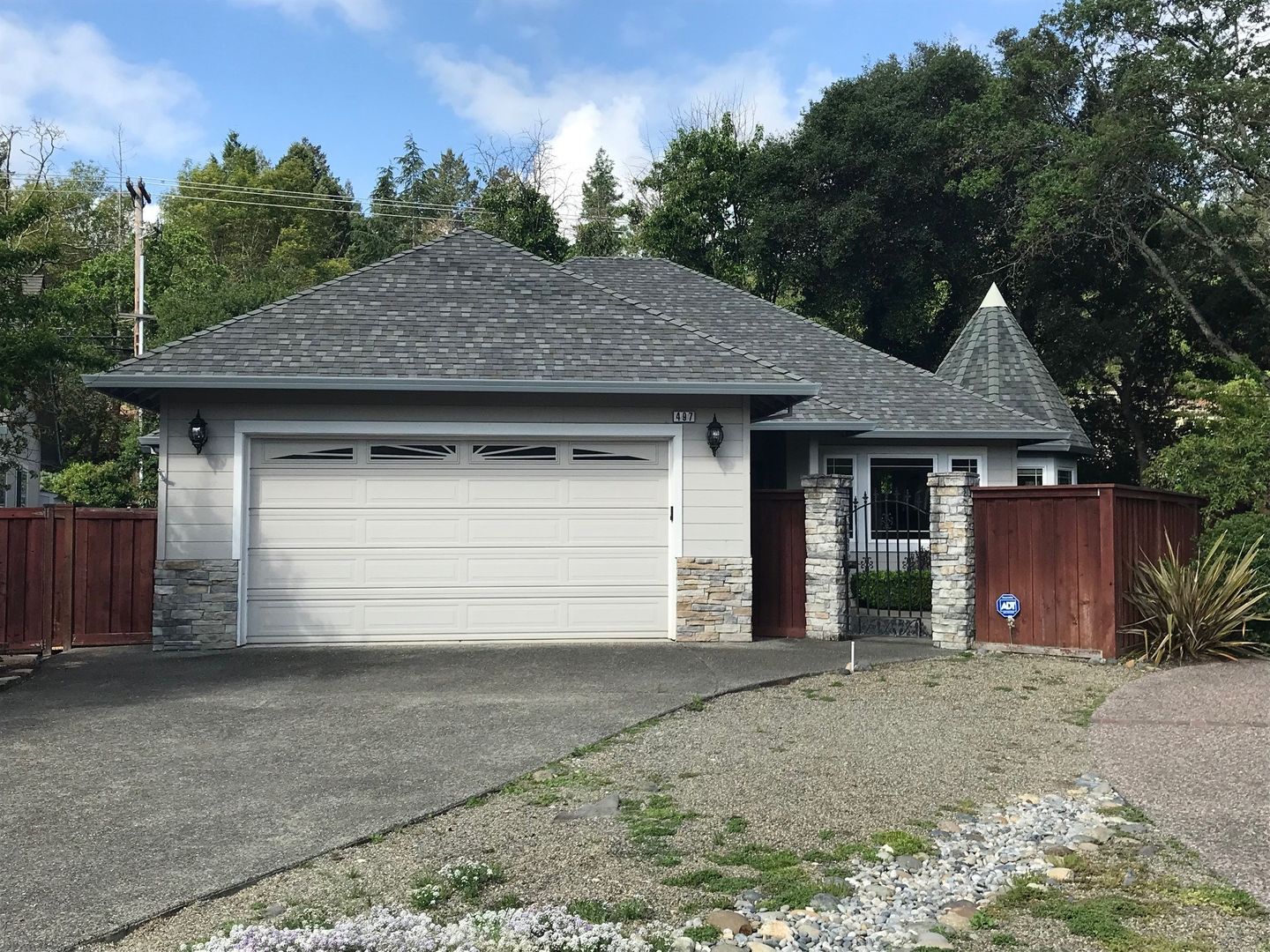 Santa Rosa House: 497 Jenifer Ct