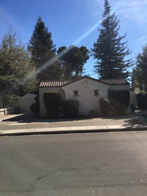 1 Bedroom Downtown Duplex With Garage – photo 1