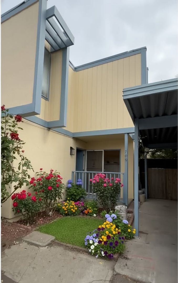 Santa Rosa House: 709 Simpson Place