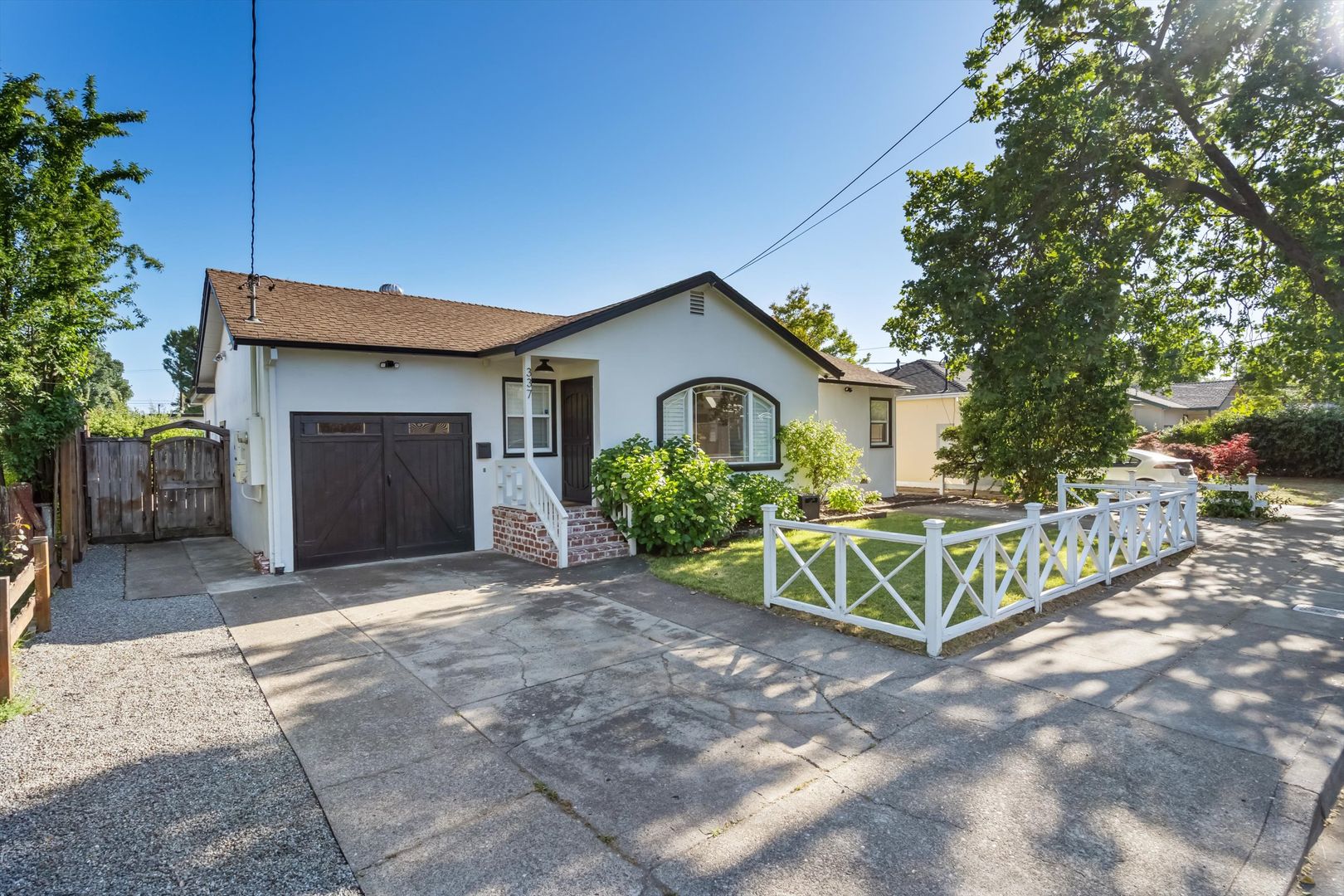 Sonoma House: 337 Bettencourt Street