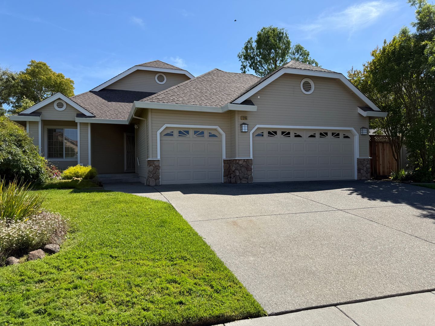 Rohnert Park House: 1245 Honeybrook Place
