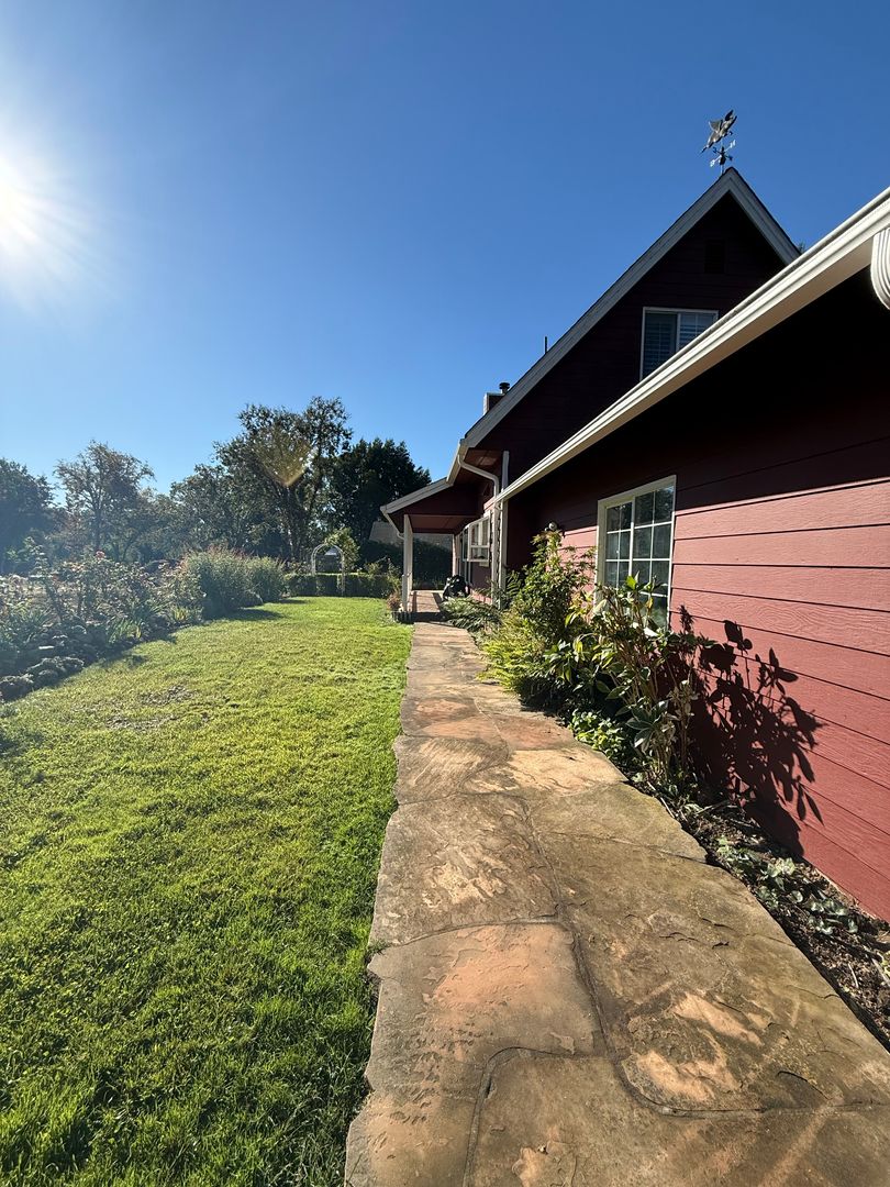 Sebastopol House: 8893 Jeannette Ave