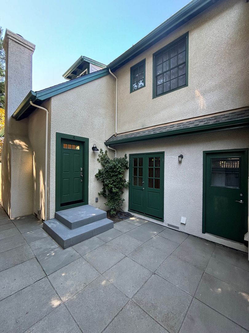 Santa Rosa House: 2063 A Hoen Avenue