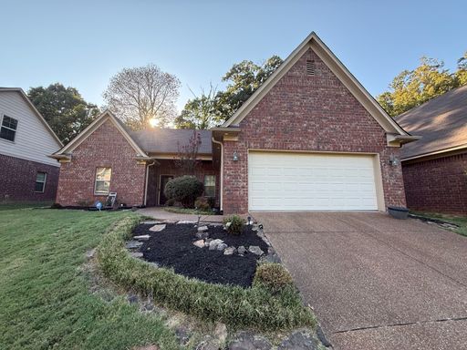 Charming 3-Bedroom, 2-Bathroom Home in Cordova – photo 1