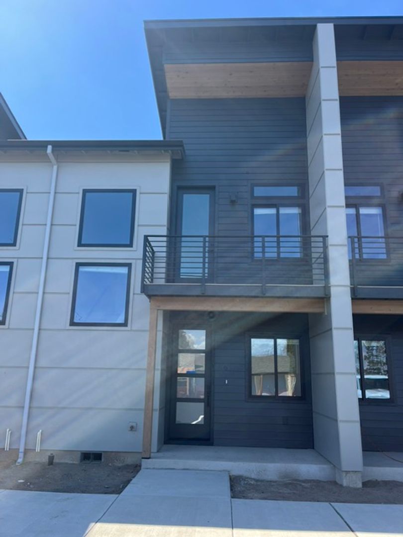 Redmond House: 2522 SW Yew Ave