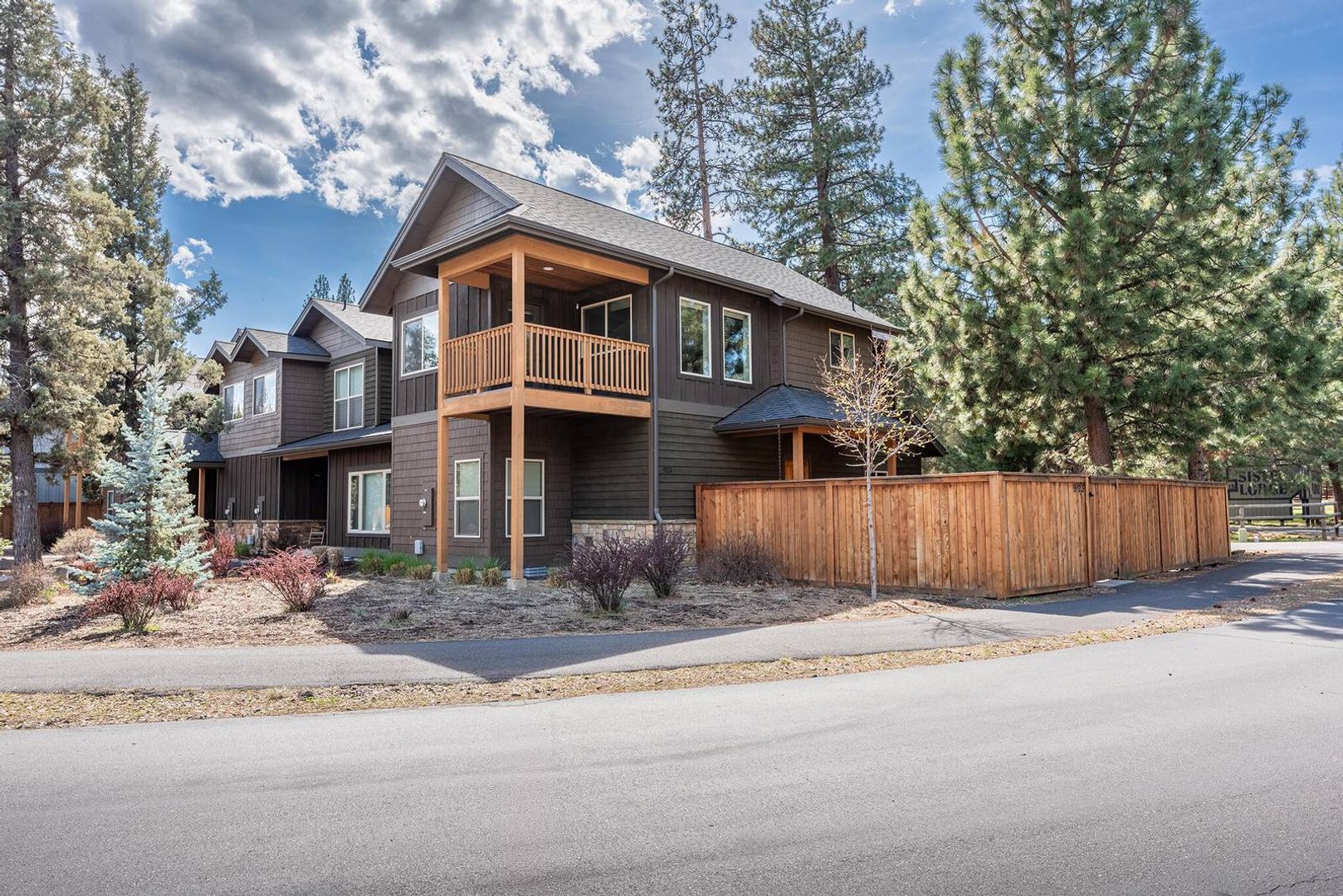 Sisters Townhome: 923 E Desperado Trl