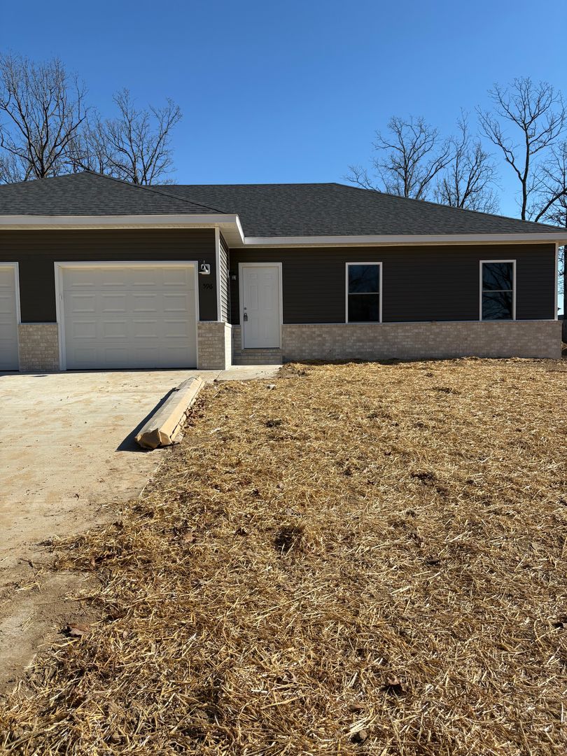 Strafford Apartment: 598-596 N Airport Rd