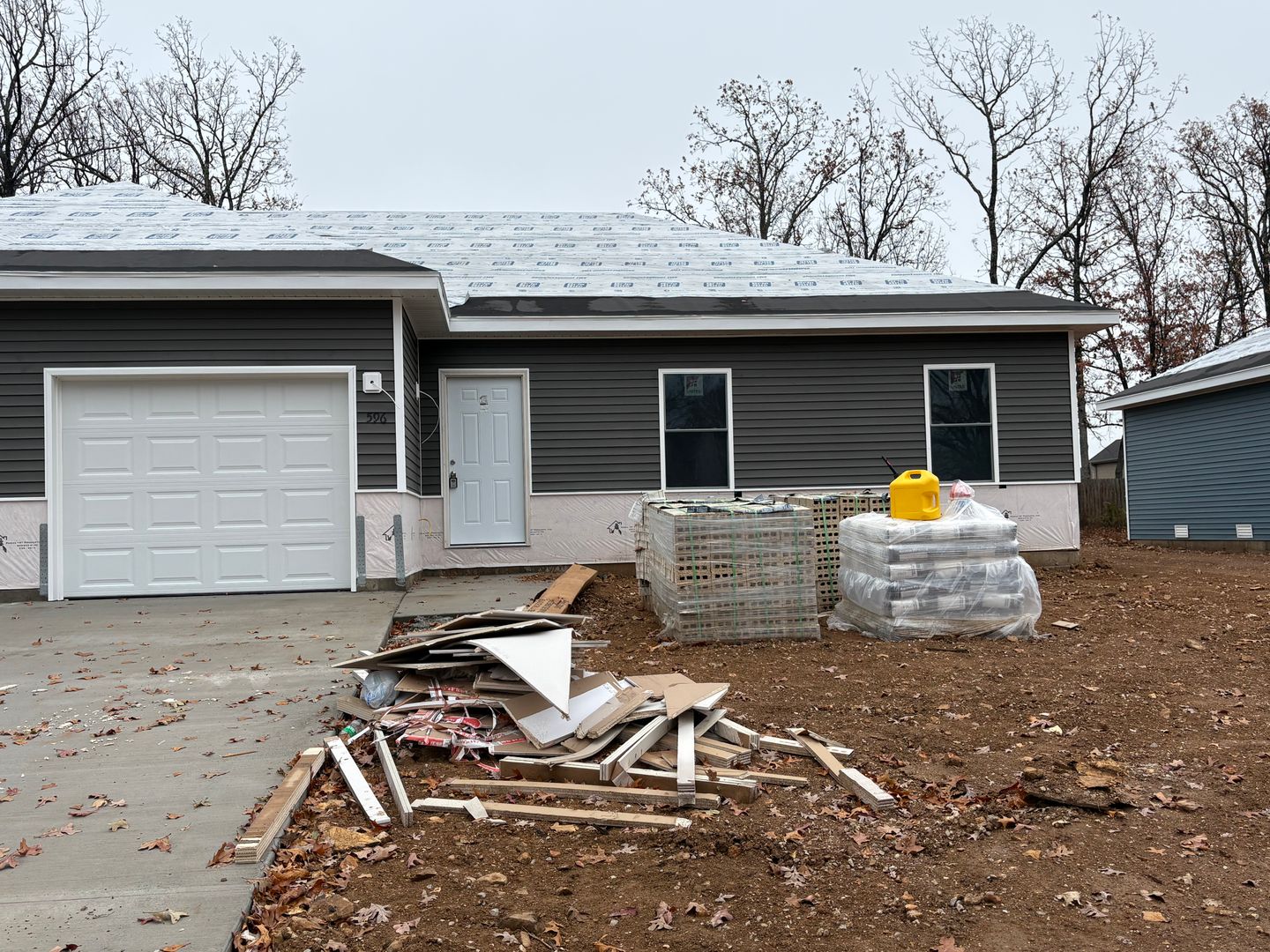 Strafford Apartment: 598-596 N Airport Rd