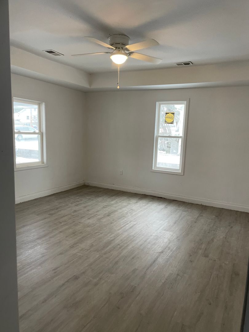 Springfield House: 2455 N Broadway Ave