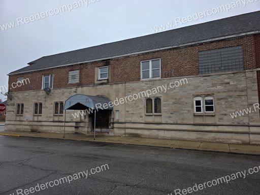 Spacious 2 bedroom 1 bathroom apartment in East Chicago