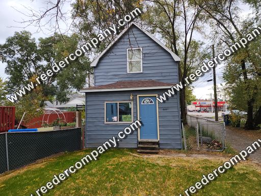 Spacious 2 bedroom 1 bath house near train station for easy commute. – photo 1