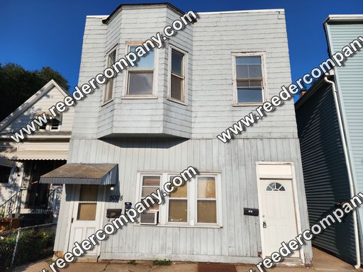 Spacious 3 bedroom 1 bathroom apartment with private entry! – photo 1