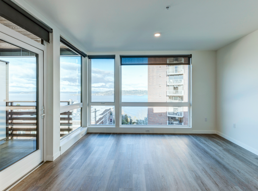 STUNNING VIEWS! Corner One Bedroom Apartment. – photo 1