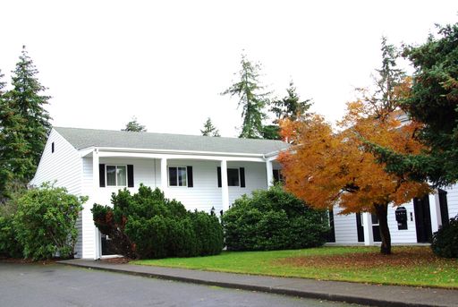 Spacious 2 bedrooms right across form Clover park High! – photo 1