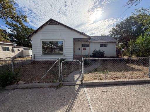 3 Bedroom home in Magna – photo 1