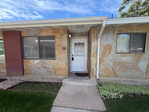 Twin Home 3 Bedroom 2 Bathroom Single-level apartment with Covered Parking! – photo 1