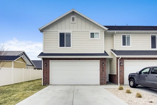Receive $500 Off Your First Month! Beautiful 3bed 2.5bath Townhome in West Haven – photo 1