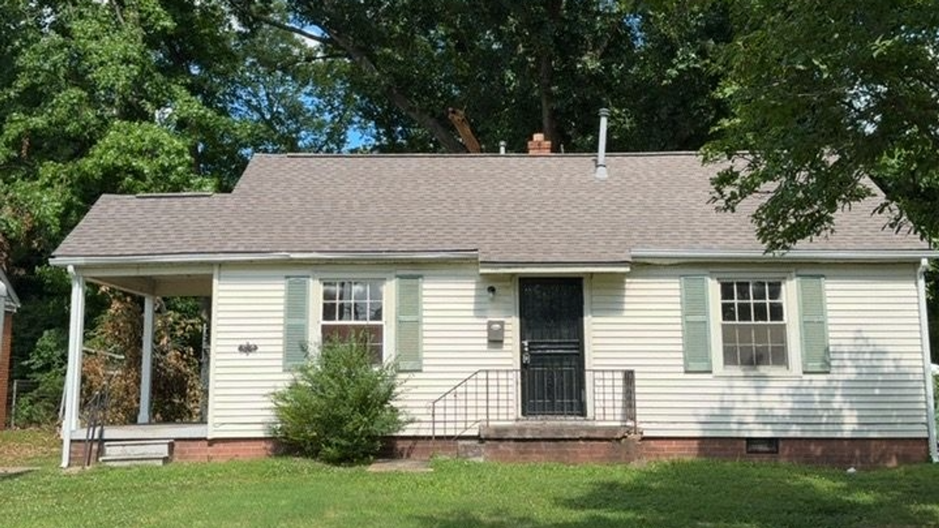 Memphis House: 1240 Robin Hood Ln
