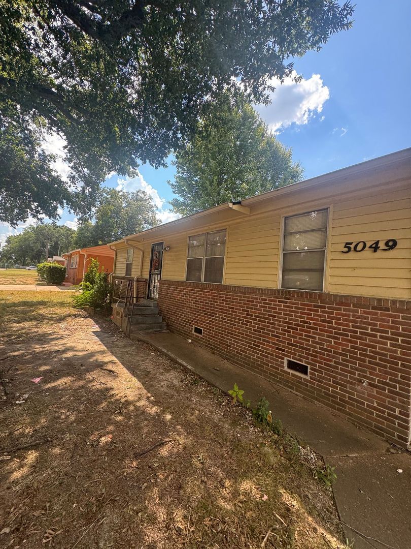 Memphis House: 5049 Neely Rd