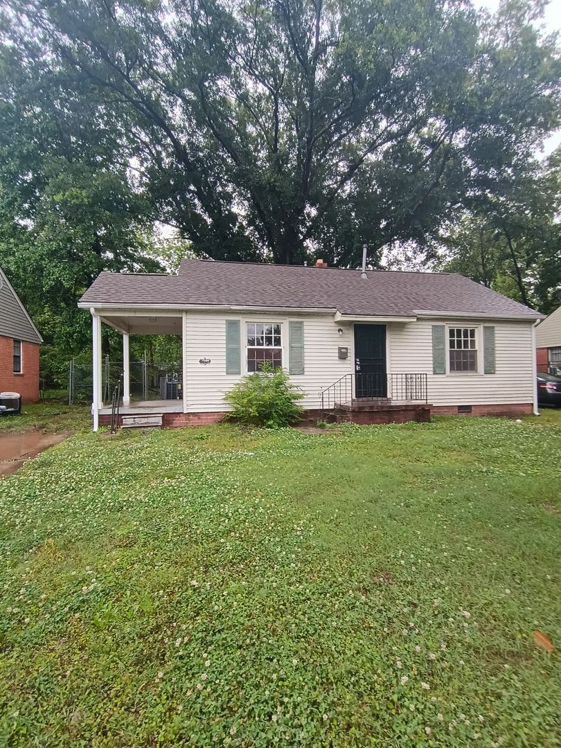 Memphis House: 1240 Robin Hood Ln