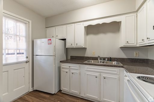 Modern 2-Bedroom, 2-Bath Apartment Near the University District – photo 1