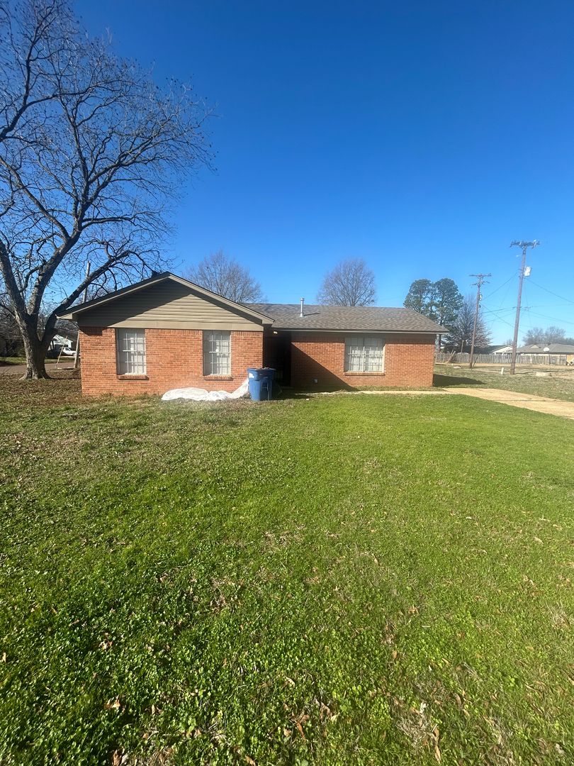 West Memphis House: 510 S 19th St