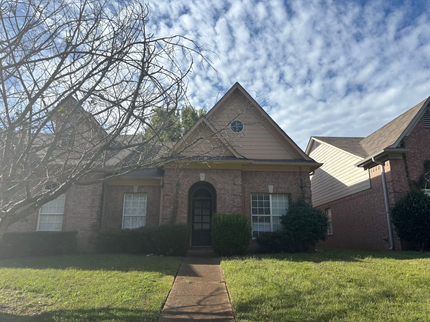 Millington House: 6131 Woodstock View Dr