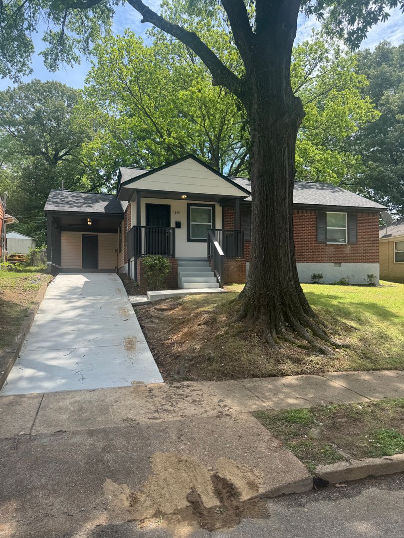Memphis House: 1334 Parkland Rd