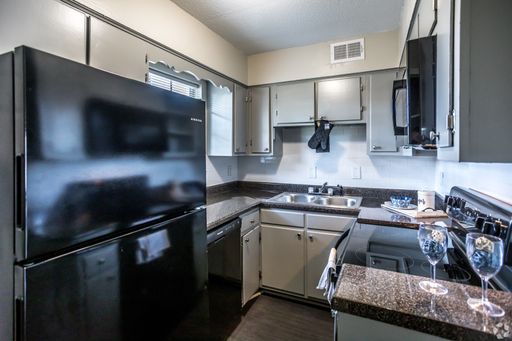Cozy 1-Bedroom Apartments at Graceland Pointe – photo 1