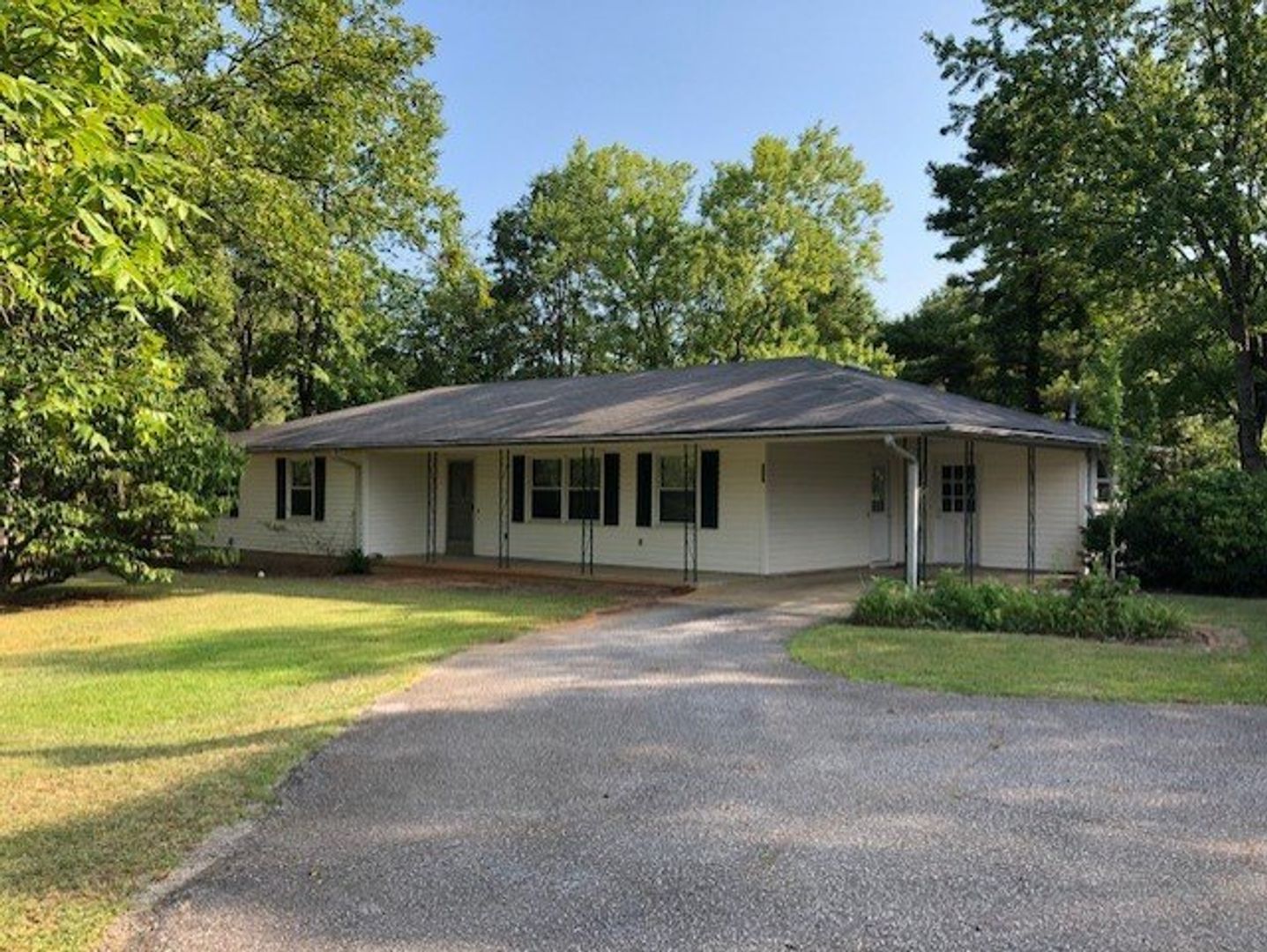 Greenville House: 217 Roper Mountain Road Ext