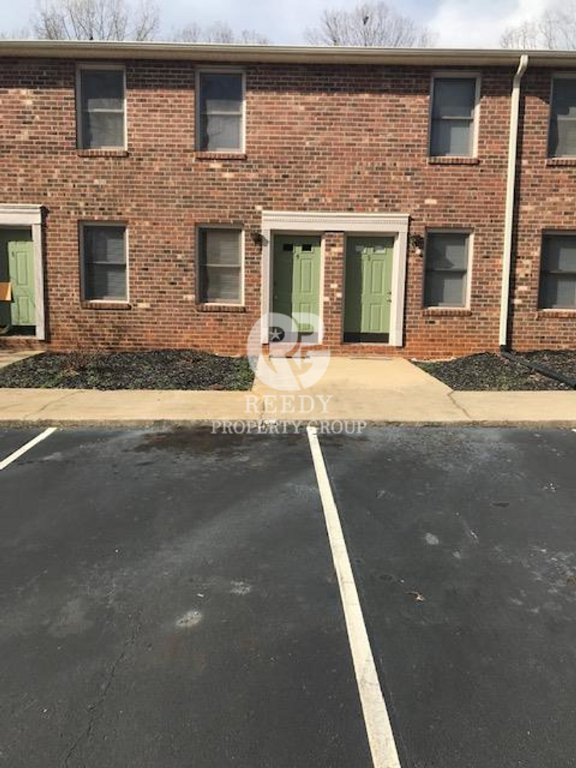 Travelers Rest Apartment: 400 Trailblazer drive