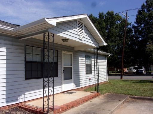 2 Bedroom 1 Bath Ground Floor Apartment – photo 1